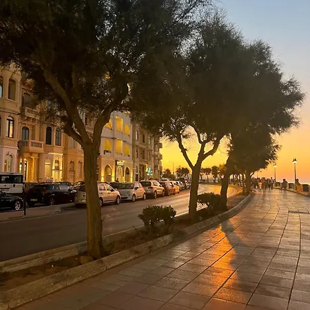 דירה - 2 Bedrooms Near The Sea! סליאמה